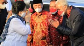 Ketua DPC PDIP Kota Surakarta (Solo) FX Hadi Rudyato pakai masker yang sama dengan Ganjar Pranowo saat sambut Megawati Soekarnoputri di Solo. (Foto Instagram.com/@fx.rudyatmo)