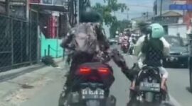 Sebuah video viral di media sosial memperlihatkan seorang pria oknum menendang pemotor wanita. (Instagram.com/@bekasi_24_jam)