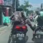 Sebuah video viral di media sosial memperlihatkan seorang pria oknum menendang pemotor wanita. (Instagram.com/@bekasi_24_jam)