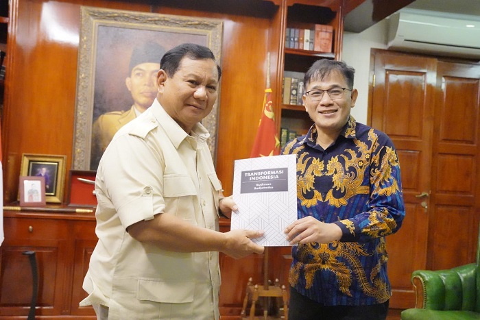 Ketua Umum Partai Gerindra Prabowo Subianto bersama Politikus PDI Perjuangan Budiman Sudjatmiko. (Dik. Tim Media Prabowo Subianto)