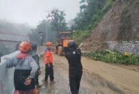 Alat berat dikerahkan dalam penanganan darurat pembukaan jalan di KM59 jalur piket nol Lumajang-Malang. (Dok. BPBD Kabupaten Lumajang) 
