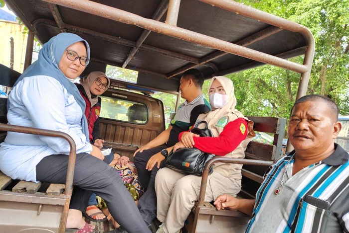 Wanita ODGJ tanpa busana di Jalan Raya Parung viral di medsos dibawa ke RSJ Marjuki Mahdi Kota Bogor. (Dok. Polres Bogor) 

