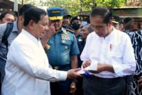 Menteri Pertahanan Prabowo Subianto mendampingi Presiden Joko Widodo (Jokowi) blusukan ke Pasar Grogolan, Pekalongan. (Dok. Tim Media Prabowo Subianto)
