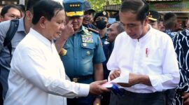 Menteri Pertahanan Prabowo Subianto mendampingi Presiden Joko Widodo (Jokowi) blusukan ke Pasar Grogolan, Pekalongan. (Dok. Tim Media Prabowo Subianto)