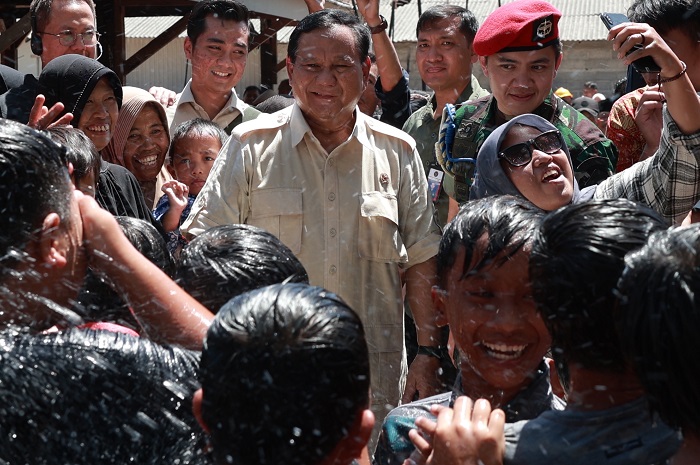 Ketua Umum Partai Gerindra Prabowo Subianto saat bersama Masyarakat. (Facbook.com/@Prabowo Subianto)
