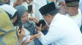 Ketua Umum Partai Gerindra Prabowo Subianto saat bersama Masyarakat. (Facbook.com/@Prabowo Subianto)
