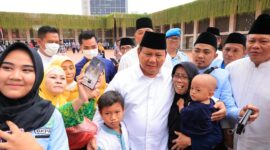 Ketua Umum Partai Gerindra Prabowo Subianto saat bersama Masyarakat. (Facbook.com/@Prabowo Subianto)
