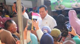 Ketua Umum Partai Gerindra Prabowo Subianto saat bersama Masyarakat. (Facbook.com/@Prabowo Subianto)
