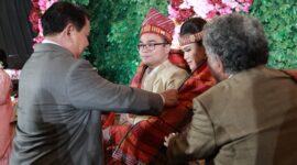 Menteri Pertahanan Prabowo Subianto menghadiri acara pernikahan Fritz Hutapea, putra Hotman Paris Hutapea dengan Chen Giovanis. (Dok. Tim Media Prabowo Subianto)