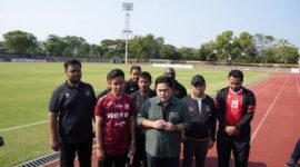 Erick Thohir dan Gibran Rakabuming seusai menyaksikan seleksi tim U-17 di Stadion Sriwedari, Surakarta, Jawa Tengah. Dok. PSSI