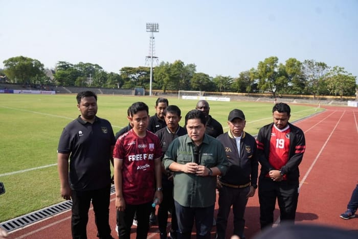 Erick Thohir dan Gibran Rakabuming seusai menyaksikan seleksi tim U-17 di Stadion Sriwedari, Surakarta, Jawa Tengah. Dok. PSSI