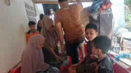 Tim BPBD Kabupaten Aceh Utara membantu proses evakuasi warga terdampak banjir di Kabupaten Aceh Utara. (Dok. BPBD Kabupaten Aceh Utara)