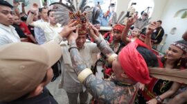 Kedatangan Capres nomor urut 2, Prabowo Subianto di Pontianak disambut meriah ribuan masyarakat Dayak. (Dok. TKN Prabowo Gibran) 