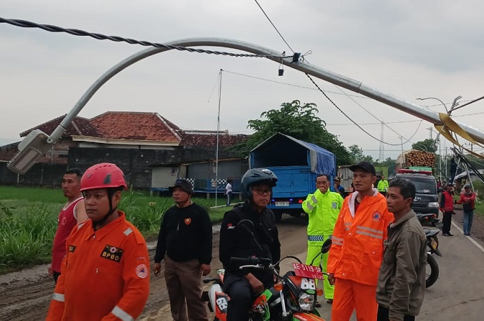 Belasan Bangunan Berantakan Akibat Angin Kencang. (Dok. Fin)