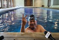 Calan Presiden Prabowo Subianto menyempatkan diri berolahraga berenang di kediamannya. (Dok. TKN Prabowo Gibran)
