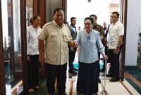 Capres nomor urut 2, Prabowo Subianto mengunjungi Siti Hardjanti, istri almarhum Jenderal TNI (Purn.) Wismoyo Arismunandar. (Dok. Tim Media Prabowo)