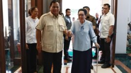 Capres nomor urut 2, Prabowo Subianto mengunjungi Siti Hardjanti, istri almarhum Jenderal TNI (Purn.) Wismoyo Arismunandar. (Dok. Tim Media Prabowo)