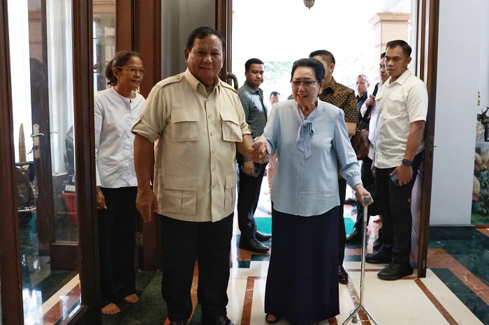 Capres nomor urut 2, Prabowo Subianto mengunjungi Siti Hardjanti, istri almarhum Jenderal TNI (Purn.) Wismoyo Arismunandar. (Dok. Tim Media Prabowo)