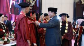 Ketua Yayasan Pendidikan Kebangsaan Republik Indonesia, Prabowo Subianto menghadiri wisuda sarjana Universitas Kebangsaan Republik Indonesia (UKRI). (Dok. Tim Media Prabowo)
