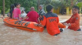 Tim Gabungan melakukan evakuasi warga yang terdampak banjir di Kabupaten Padang Pariaman, Sumatra Barat. (Dok. BPBD Kabupaten Padang Pariaman)