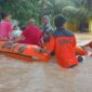 Tim Gabungan melakukan evakuasi warga yang terdampak banjir di Kabupaten Padang Pariaman, Sumatra Barat. (Dok. BPBD Kabupaten Padang Pariaman)