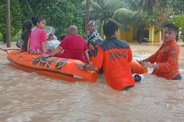 Tim Gabungan melakukan evakuasi warga yang terdampak banjir di Kabupaten Padang Pariaman, Sumatra Barat. (Dok. BPBD Kabupaten Padang Pariaman)