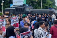 Gabungan mahasiswa dari beberapa universitas berdiri dengan tegas menyatakan dukungan sikap terhadap hasil pemilu, dengan berdemonstrasi di depan gedung Mahkamah Konstitusi (MK), Jumat, 19 April 2023. (Dok. Gabungan Mahasiswa)