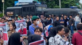 Gabungan mahasiswa dari beberapa universitas berdiri dengan tegas menyatakan dukungan sikap terhadap hasil pemilu, dengan berdemonstrasi di depan gedung Mahkamah Konstitusi (MK), Jumat, 19 April 2023. (Dok. Gabungan Mahasiswa)