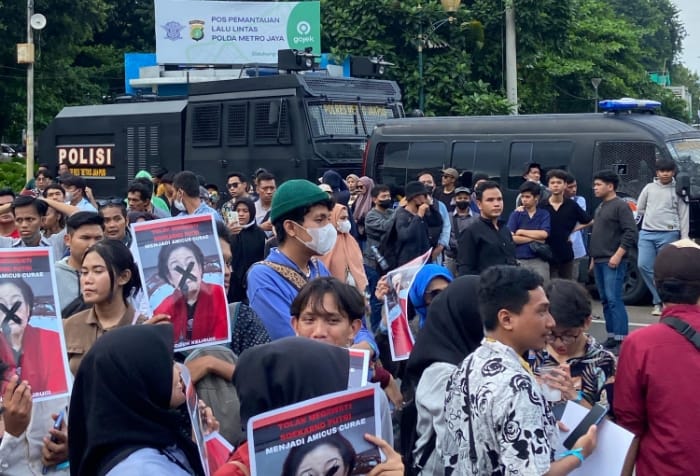 Gabungan mahasiswa dari beberapa universitas berdiri dengan tegas menyatakan dukungan sikap terhadap hasil pemilu, dengan berdemonstrasi di depan gedung Mahkamah Konstitusi (MK), Jumat, 19 April 2023. (Dok. Gabungan Mahasiswa)