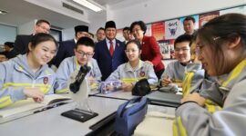 Presiden terpilih 2024-2029 Prabowo Subianto menyempatkan untuk berkunjung ke sekolah Beijing No. 2 Middle School, di Dongcheng District, Beijing. (Dok. Tim Media Prabowo)