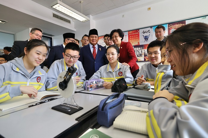 Presiden terpilih 2024-2029 Prabowo Subianto menyempatkan untuk berkunjung ke sekolah Beijing No. 2 Middle School, di Dongcheng District, Beijing. (Dok. Tim Media Prabowo)