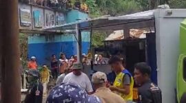 Petugas gabungan melakukan penyedotan air di sisi Jalan Nasional Padang Panjang - Bukit Tinggi, Kabupaten Tanah Datar. (Dok. BPBD Kabupaten Tanah Datar)