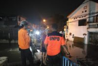 Personel BPBD Kota Bekasi melakukan monitoring dan pengecekan ke lokasi terdampak banjir di Kota Bekasi. (Dok. BPBD Kota Bekasi)