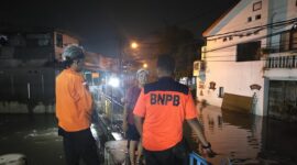 Personel BPBD Kota Bekasi melakukan monitoring dan pengecekan ke lokasi terdampak banjir di Kota Bekasi. (Dok. BPBD Kota Bekasi)