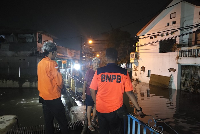 Personel BPBD Kota Bekasi melakukan monitoring dan pengecekan ke lokasi terdampak banjir di Kota Bekasi. (Dok. BPBD Kota Bekasi)