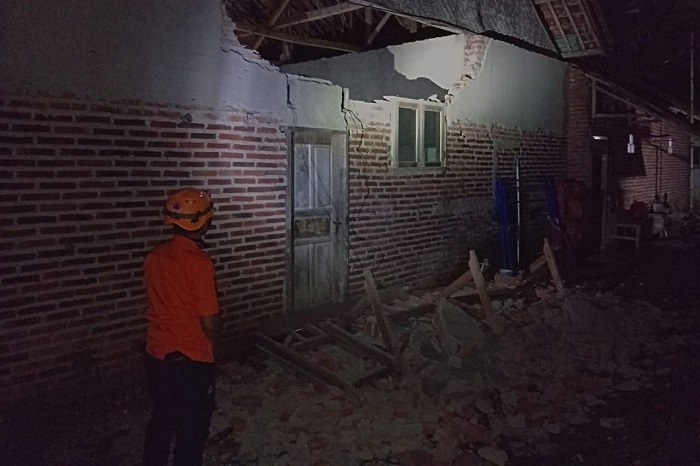 Sejumlah bangunan di tampak rusak akibat gempa berkekuatan M6,2 di Kabupaten Garut, pada Sabtu (27/4) malam. Dok. BPBD Kota Tasikmalaya)

