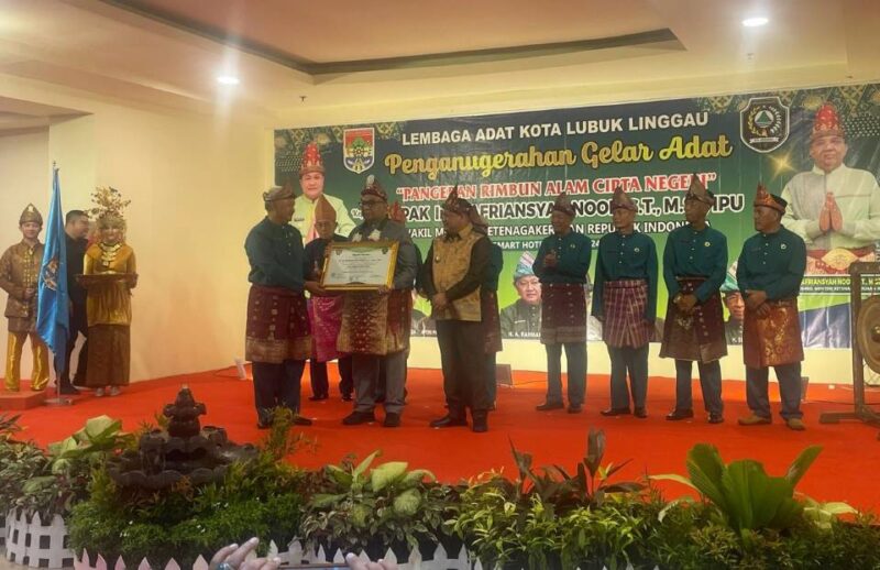 Wamenaker RI mendapat gelar adat dari Lembaga Adat Kota Lubuklinggau