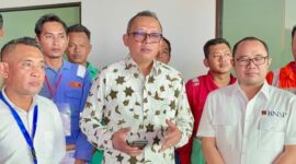 Foto : Ketua BNSP Syamsi Hari, bersama peserta sertifikasi welder CPMI tujuan Korea Selatan di LPK Geweld Batam. Sertifikasi yang berlangsung pada 14-16 Juni 2024. (Doc.Ist)