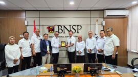 Foto : Pertemuan resmi antara Tim BNSP dan BNPT membahas strategi penyusunan dan implementasi Standar Kompetensi Kerja Khusus bagi Auditor Pelindungan Sarana dan Prasarana. (17/4/24). (Doc.Ist)