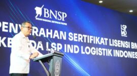 Foto : Ketua BNSP, Syamsi Hari, menyerahkan Sertifikat Lisensi kepada LSP IND Logistik Indonesia  di Bandung, 14 Agustus 2024, sekaligus menandai pengesahan resmi LSP dalam bidang Pos dan Logistik, didukung oleh PT Pos Indonesia dan ASPERINDO. (Doc.Ist)