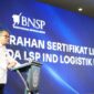 Foto : Ketua BNSP, Syamsi Hari, menyerahkan Sertifikat Lisensi kepada LSP IND Logistik Indonesia  di Bandung, 14 Agustus 2024, sekaligus menandai pengesahan resmi LSP dalam bidang Pos dan Logistik, didukung oleh PT Pos Indonesia dan ASPERINDO. (Doc.Ist)