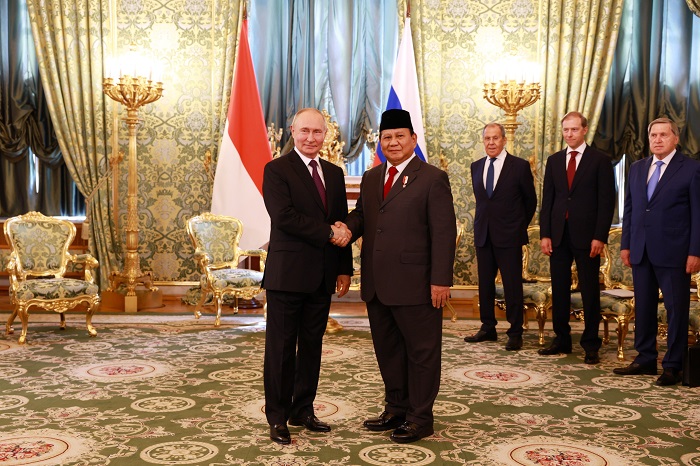 Menteri Pertahanan RI sekaligus presiden RI terpilih, Prabowo Subianto saat bertemu Presiden Rusia Vladimir Putin di Moskow. (Dok. Tim Media Prabowo)

