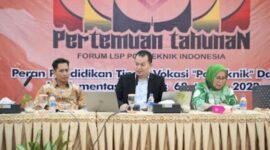 Foto : Prof. Amilin, Komisioner BNSP, memberikan paparan dalam Workshop Nasional di Politeknik Negeri Padang, membahas sertifikasi kompetensi dan implementasi Perpres 68 Tahun 2022, dengan kehadiran 38 perwakilan LSP se-Indonesia. (4/9/24). (Doc.BNSP)