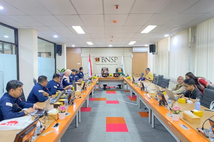 Foto : Rapat koordinasi antara LSP KPK dan BNSP di Jakarta (19/9/24) dibuka oleh Ketua BNSP dalam meningkatkan kerja sama sertifikasi profesi di bidang pemberantasan korupsi. (Doc.BNSP)