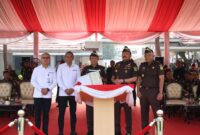 Foto : Ketua BNSP menunjukkan LSP kepada Jaksa Agung Burhanuddin, disaksikan Wakil Jaksa Agung Feri Wibisono dan Kabadiklat Rudi Margono. (Doc.Ist)