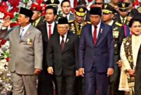 Wakil Presiden Terpilih Gibran Rakabuming bersama Presiden Jokowi dan Presiden Terpilih Prabowo Subianto saat menghadiri HUT ke-79 TNI di Monumen Nasional (Monas). 