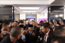 Presiden RI Prabowo Subianto diserbu ribuan mahasiswa dan mahasiswi Indonesia di Kairo. (Dok. Tim Media Prabowo)