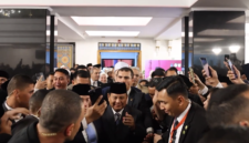 Presiden RI Prabowo Subianto diserbu ribuan mahasiswa dan mahasiswi Indonesia di Kairo. (Dok. Tim Media Prabowo)