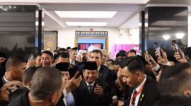 Presiden RI Prabowo Subianto diserbu ribuan mahasiswa dan mahasiswi Indonesia di Kairo. (Dok. Tim Media Prabowo)