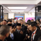 Presiden RI Prabowo Subianto diserbu ribuan mahasiswa dan mahasiswi Indonesia di Kairo. (Dok. Tim Media Prabowo)